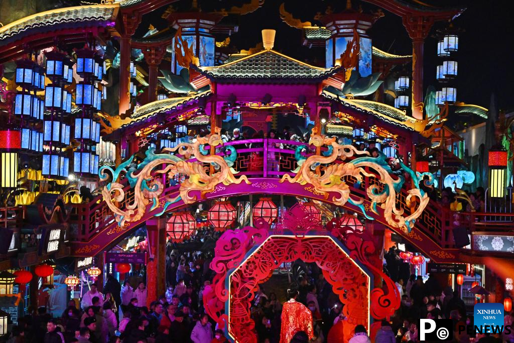 People visit scenic spot in Qingdao during Spring Festival holiday