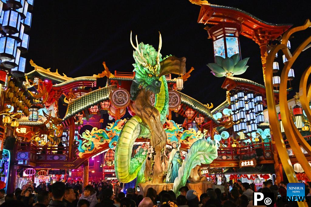 People visit scenic spot in Qingdao during Spring Festival holiday