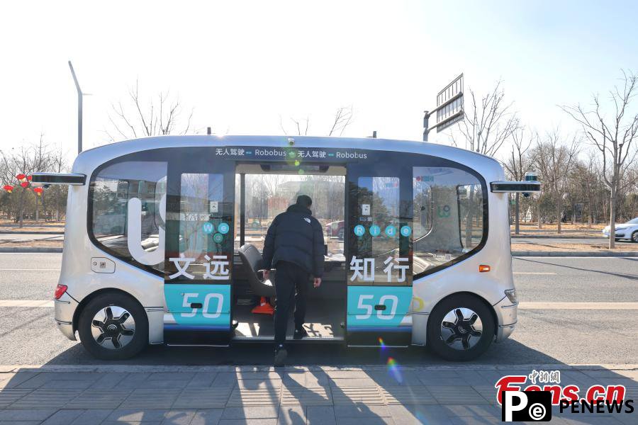 Autonomous driving buses put into service at Beijing
