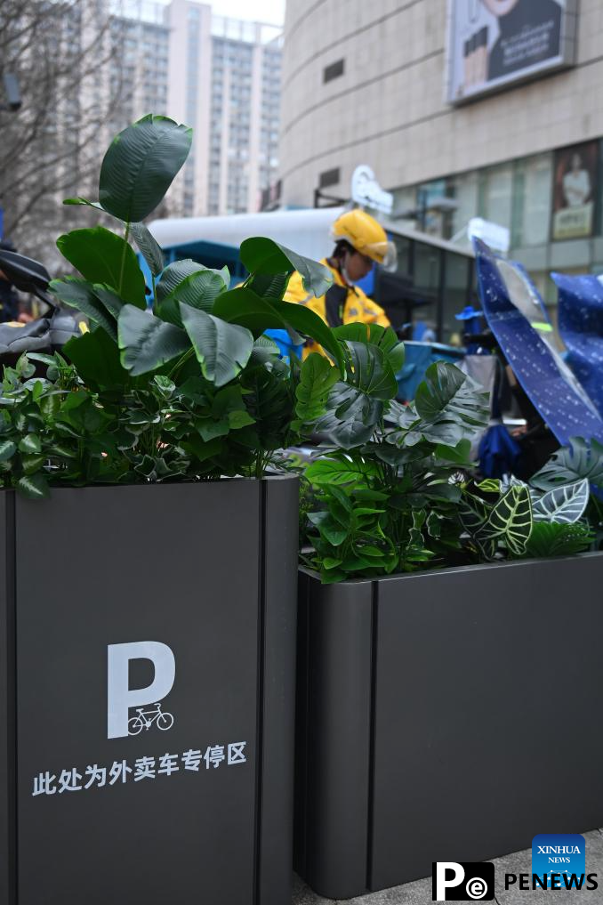Temporary resting space for deliverymen put into use in Hangzhou, E China