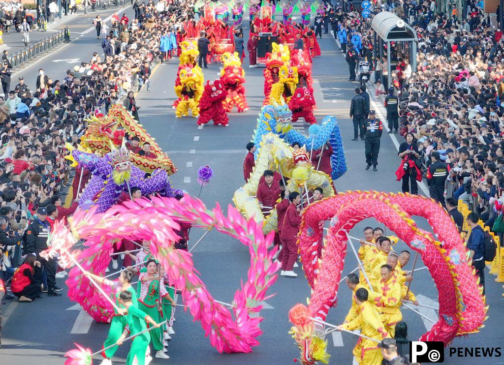 Longer Spring Festival holiday sparks travel frenzy among Chinese