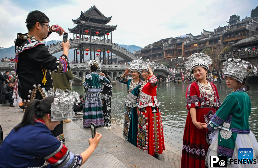 Longer Spring Festival holiday sparks travel frenzy among Chinese