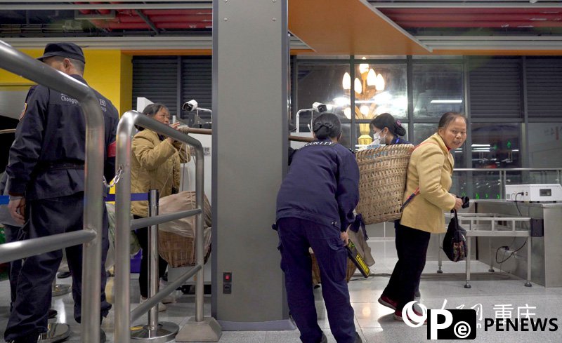 Chongqing subway line caters to farmers selling vegetables downtown