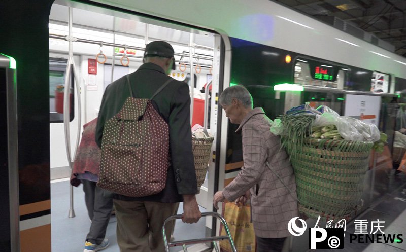 Chongqing subway line caters to farmers selling vegetables downtown