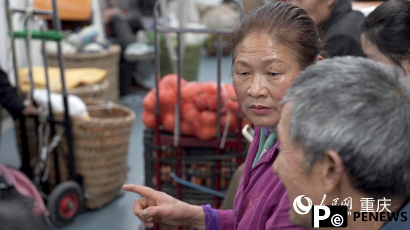 Chongqing subway line caters to farmers selling vegetables downtown