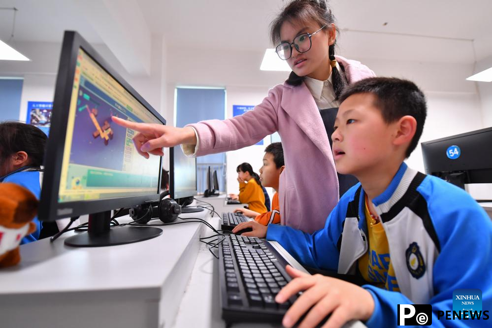 Students enjoy science classes at primary school in China