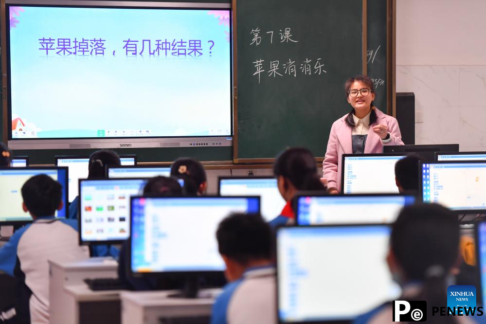 Students enjoy science classes at primary school in China