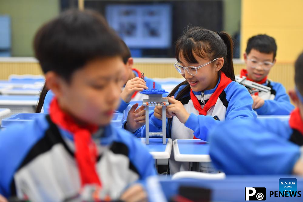 Students enjoy science classes at primary school in China