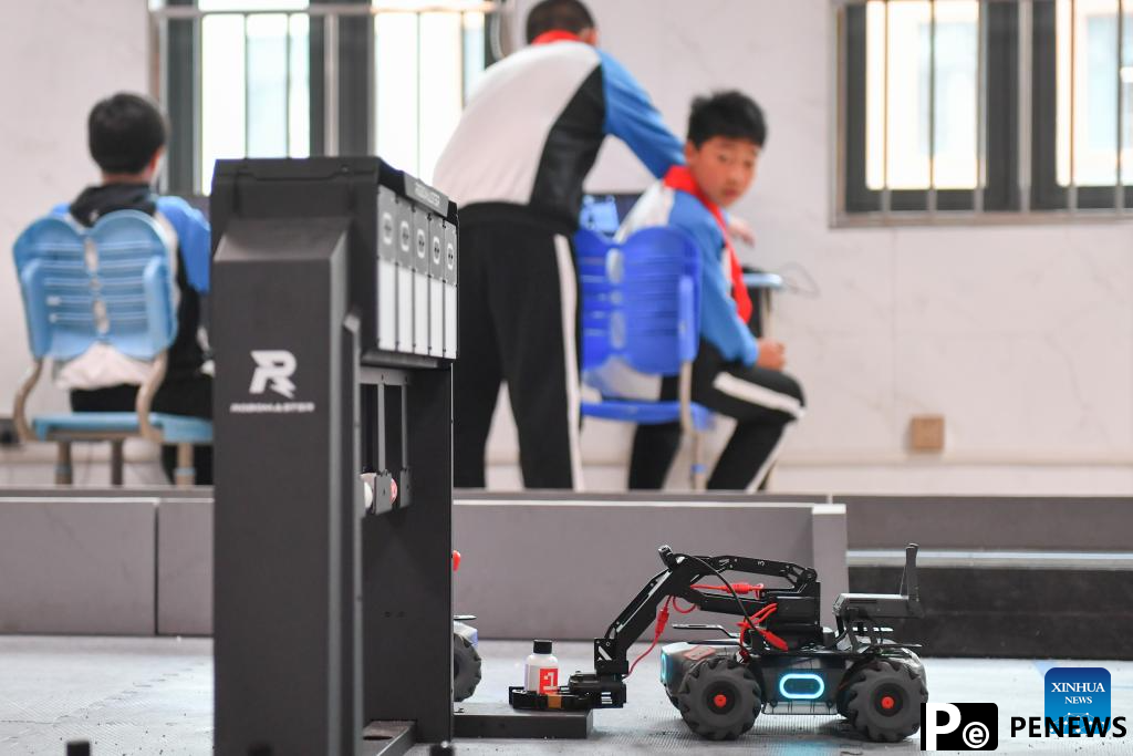 Students enjoy science classes at primary school in China