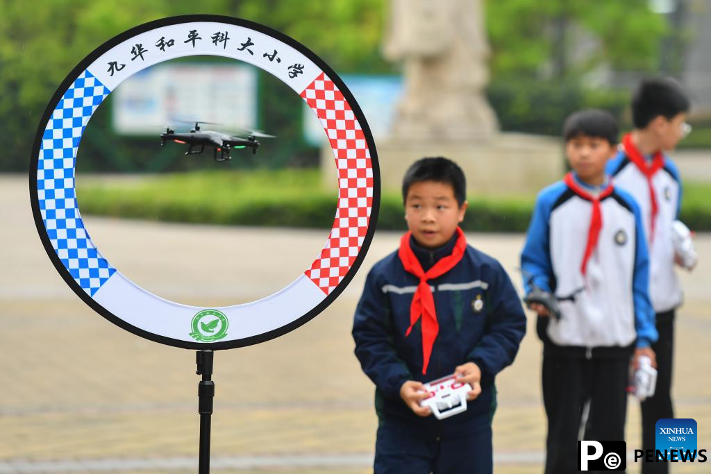 Students enjoy science classes at primary school in China