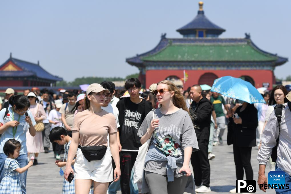 Tourists enjoy May Day holiday across China