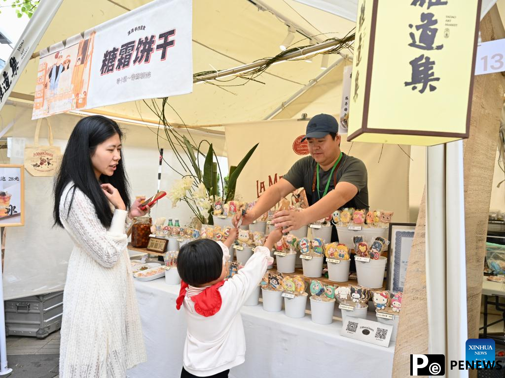 Tourists enjoy May Day holiday across China