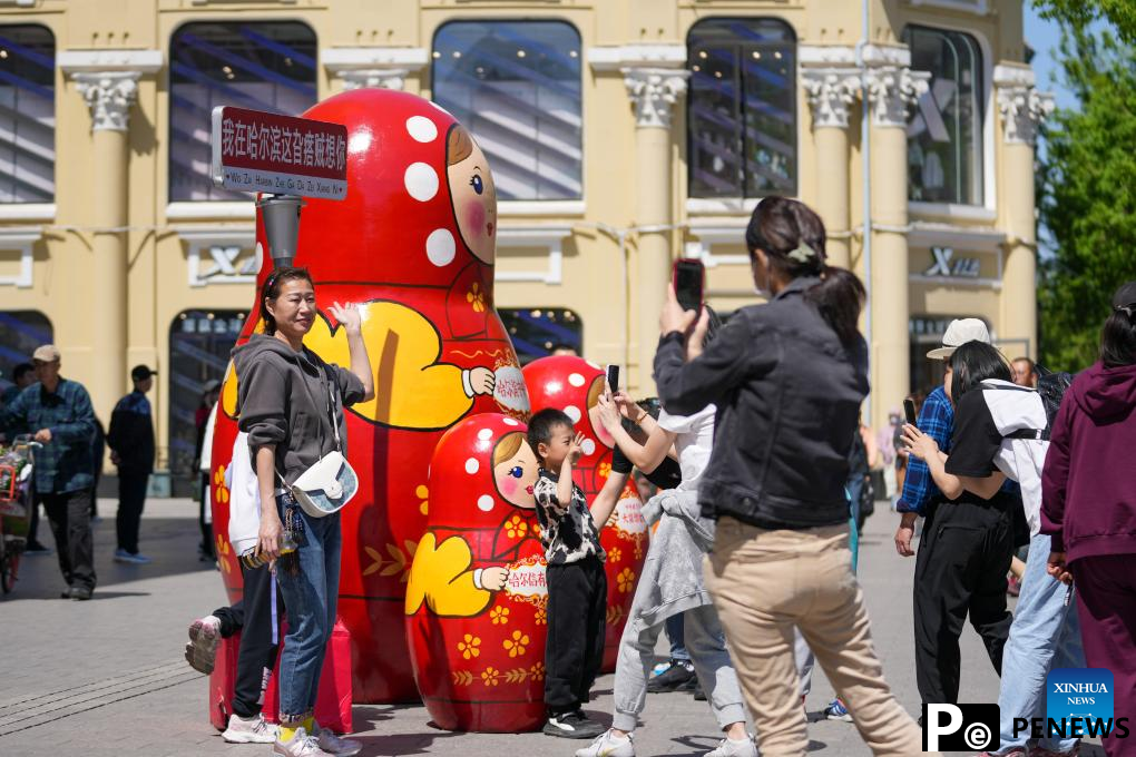 Tourists enjoy May Day holiday across China