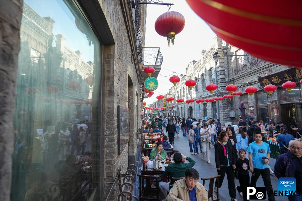 Tourists enjoy May Day holiday across China