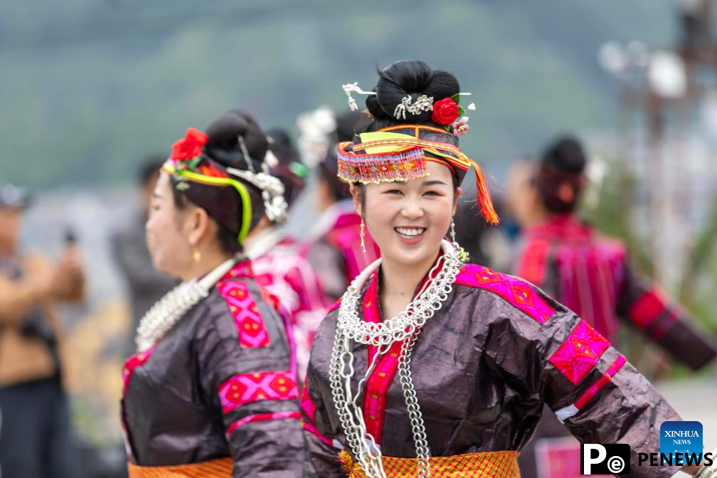 People enjoy May Day holiday across China
