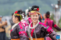 People enjoy May Day holiday across China