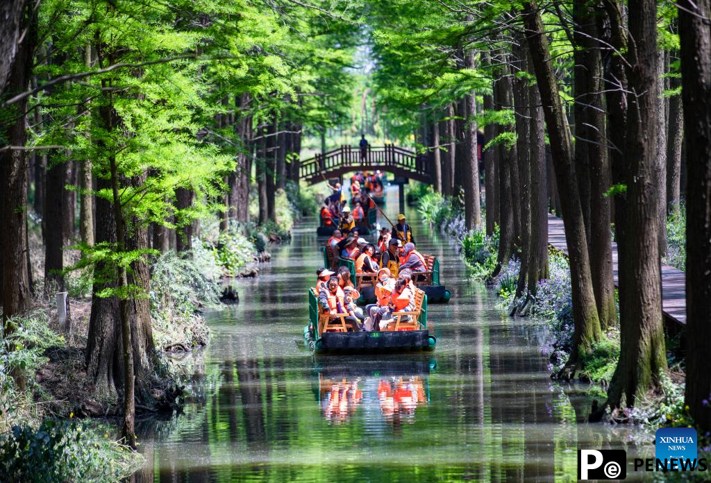 People enjoy May Day holiday across China