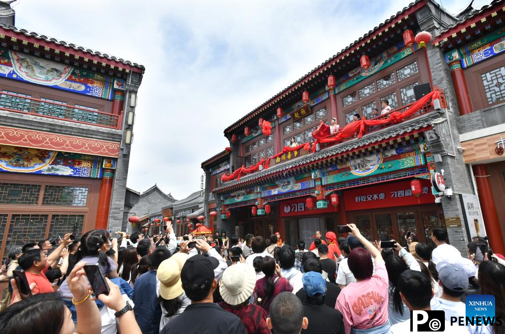 People enjoy May Day holiday across China