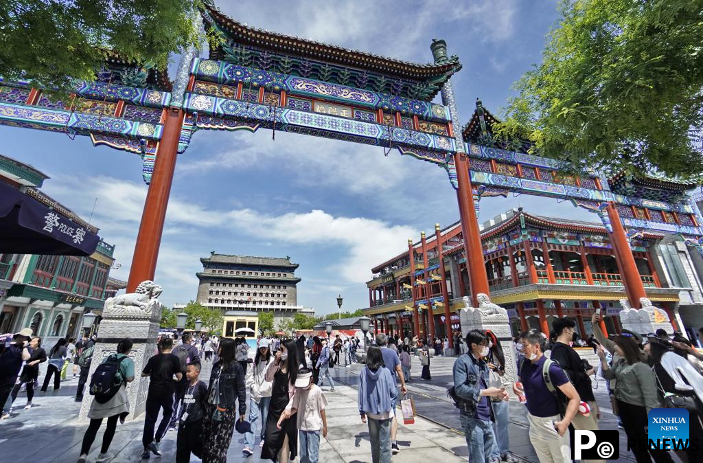 People enjoy May Day holiday across China