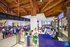 Foreign tourists enter China's Hainan visa-free