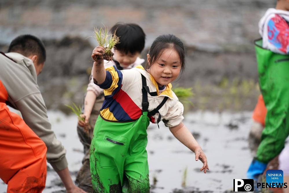 Tourists enjoy themselves during May Day holiday across China