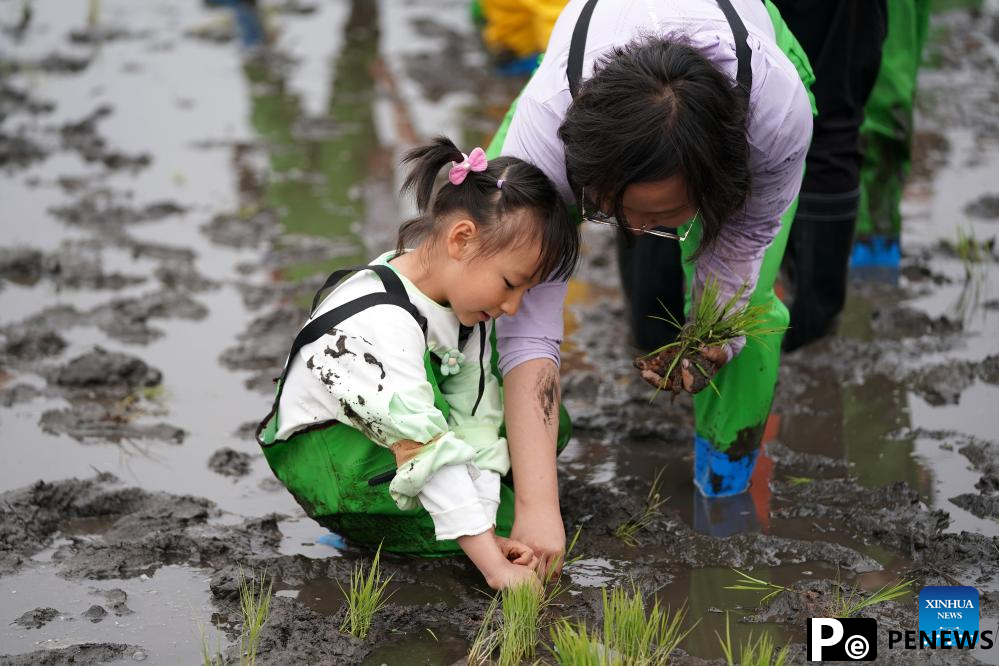 Tourists enjoy themselves during May Day holiday across China