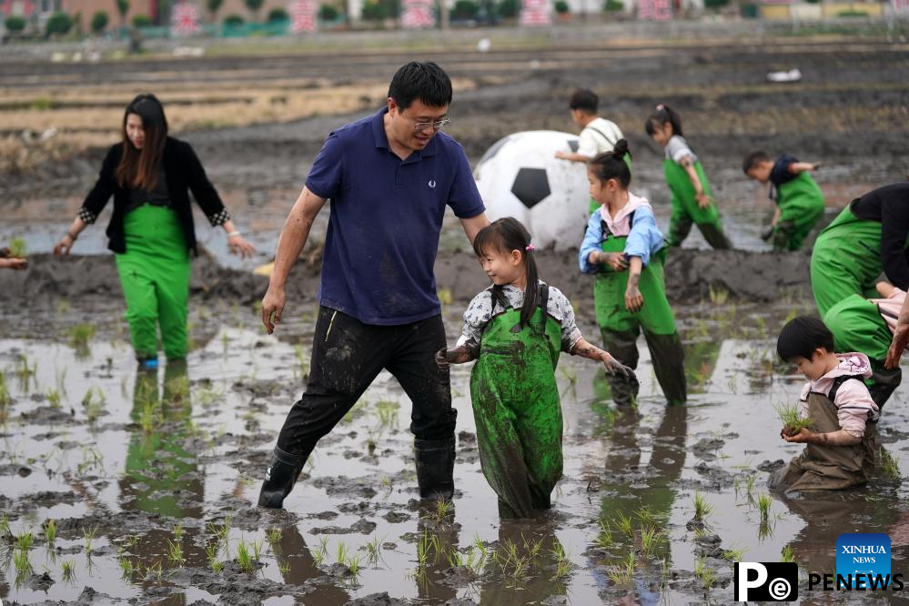 Tourists enjoy themselves during May Day holiday across China