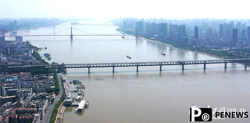 Discover beauty of Wuhan through bridges