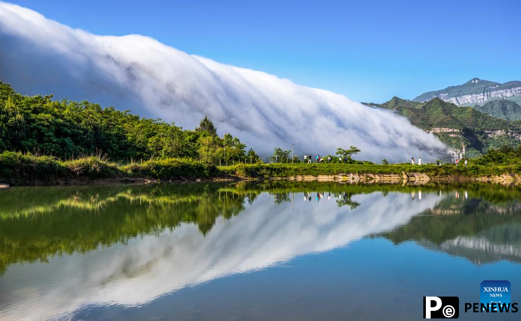 In pics: clouds streaming down Jinfo Mountain in China