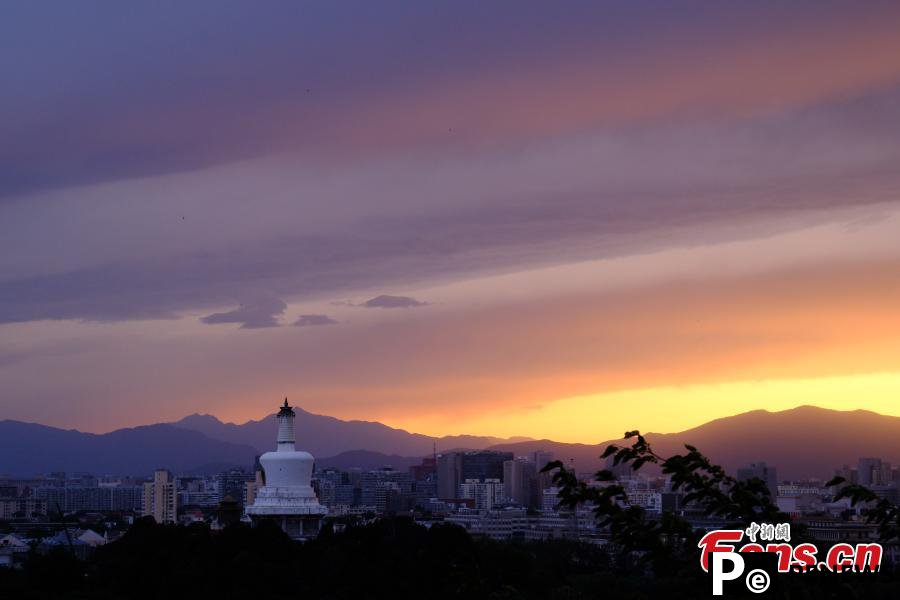 Stunning sunset glow illuminates Beijing sky