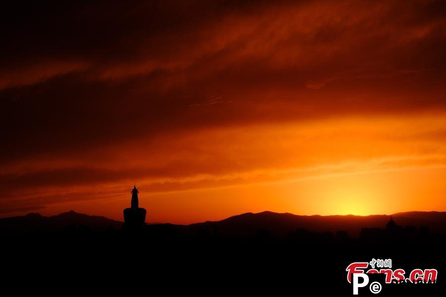 Stunning sunset glow illuminates Beijing sky