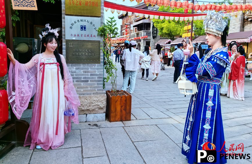 Tourists enjoy springtime while wearing Hanfu costumes in Luoyang, C China