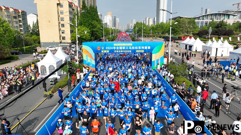 Workers enjoy marathon in Rizhao, E China