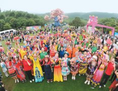 Colorful folk activities energize tourism across China