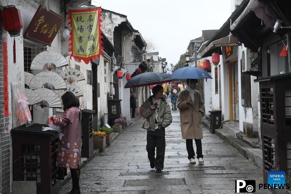People enjoy leisure time in Cangqiao Straight Street in Shaoxing, China