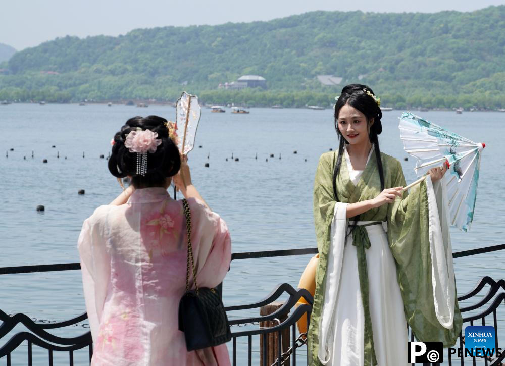 Tourists visit West Lake in Hangzhou, E China