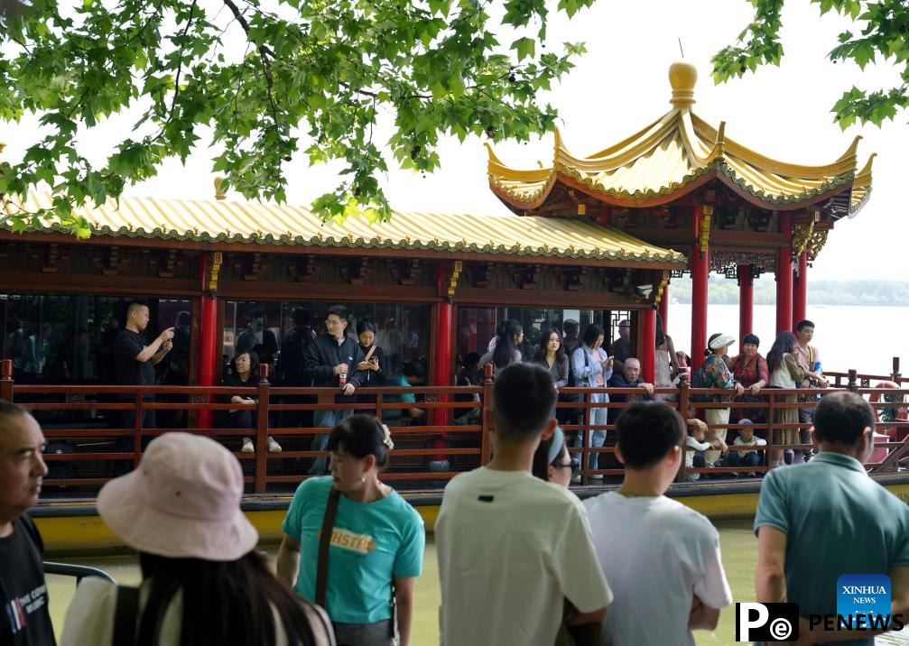 Tourists visit West Lake in Hangzhou, E China