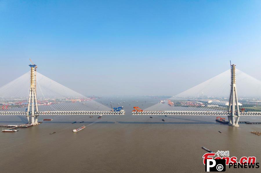 Construction of Changtai Yangtze River Bridge in progress