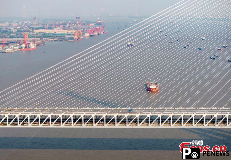 Construction of Changtai Yangtze River Bridge in progress