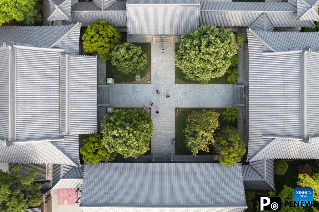 People enjoy springtime in Xi