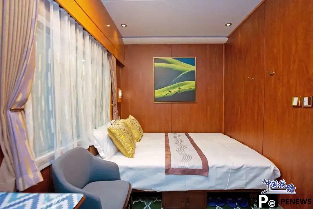 Tourist-dedicated train offers luxury travel around Taklimakan Desert in NW China