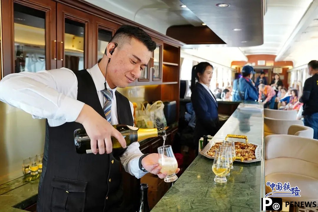 Tourist-dedicated train offers luxury travel around Taklimakan Desert in NW China
