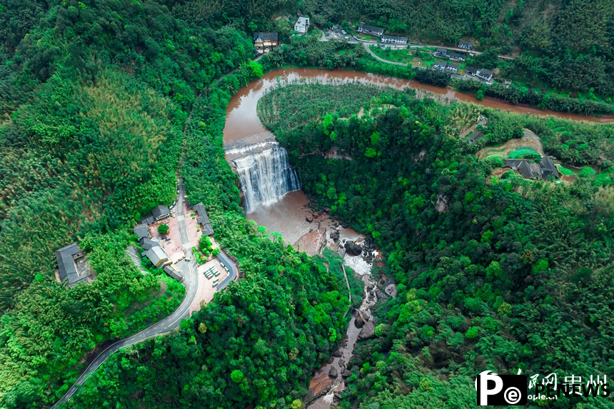 Magnificent scenery of largest waterfall on China