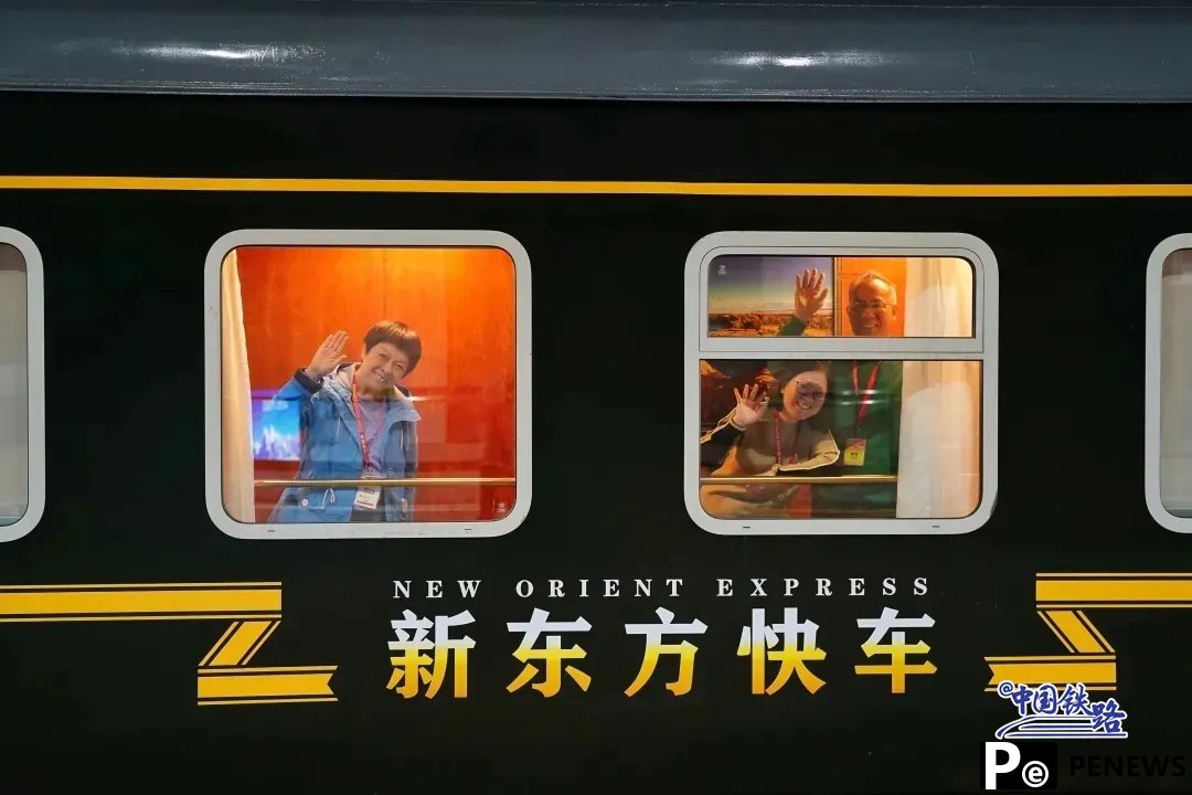 Tourist-dedicated train offers luxury travel around Taklimakan Desert in NW China