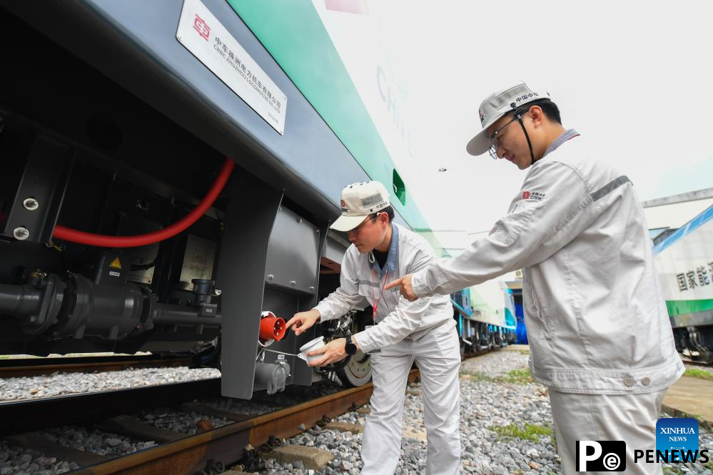 Intelligent heavy-haul electric locomotive rolls off production line in C China