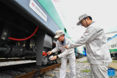 Intelligent heavy-haul electric locomotive rolls off production line in C China