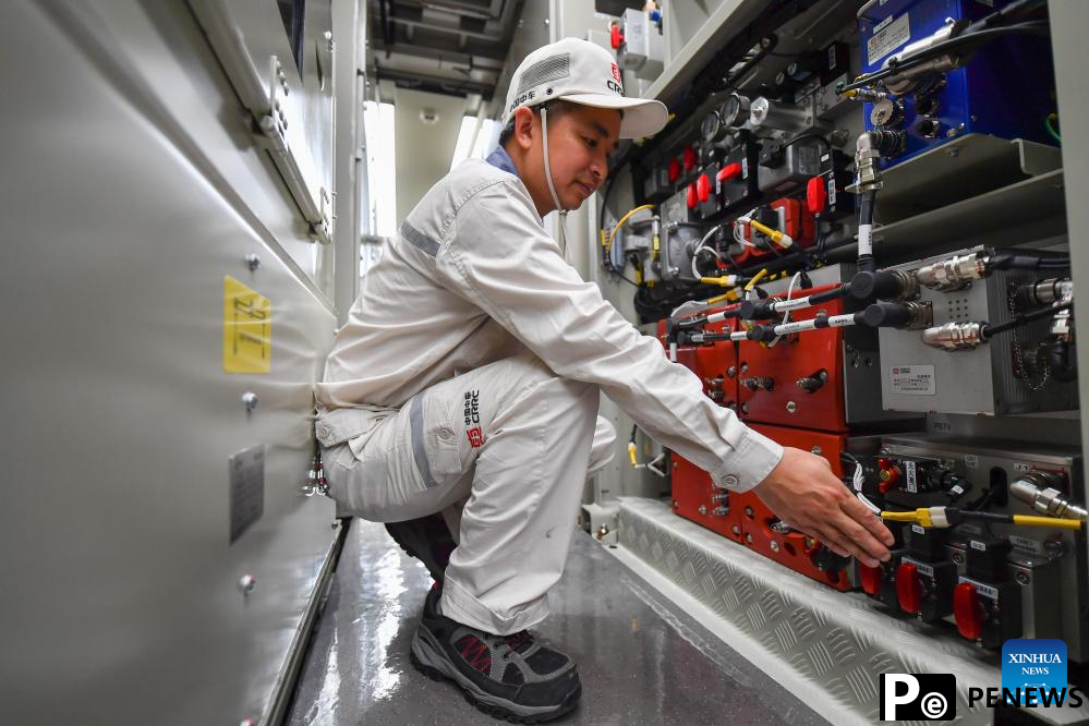 Intelligent heavy-haul electric locomotive rolls off production line in C China