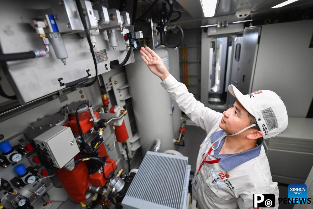Intelligent heavy-haul electric locomotive rolls off production line in C China