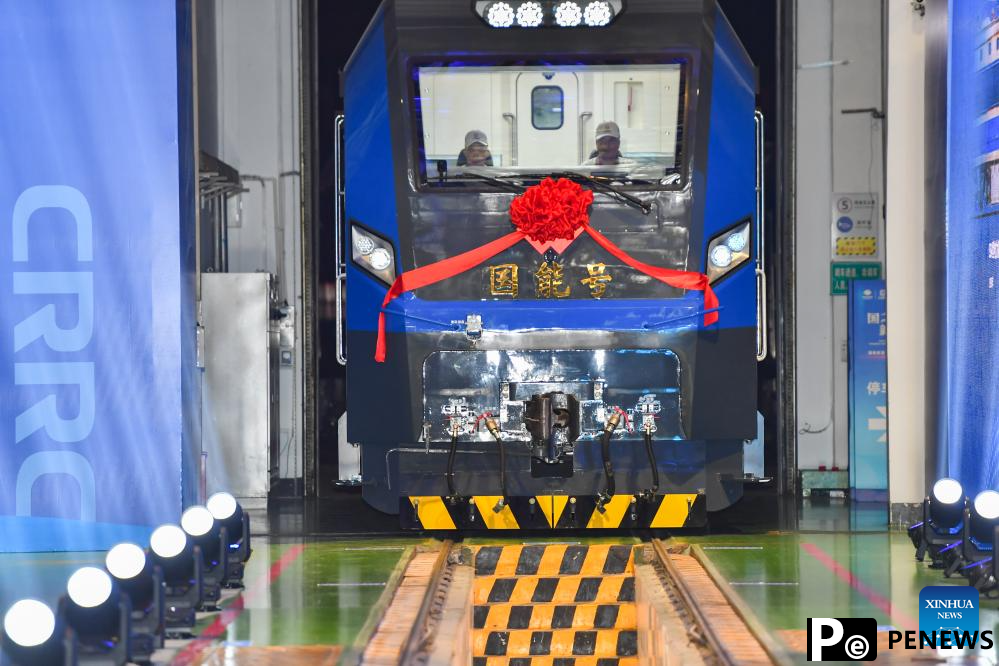 Intelligent heavy-haul electric locomotive rolls off production line in C China