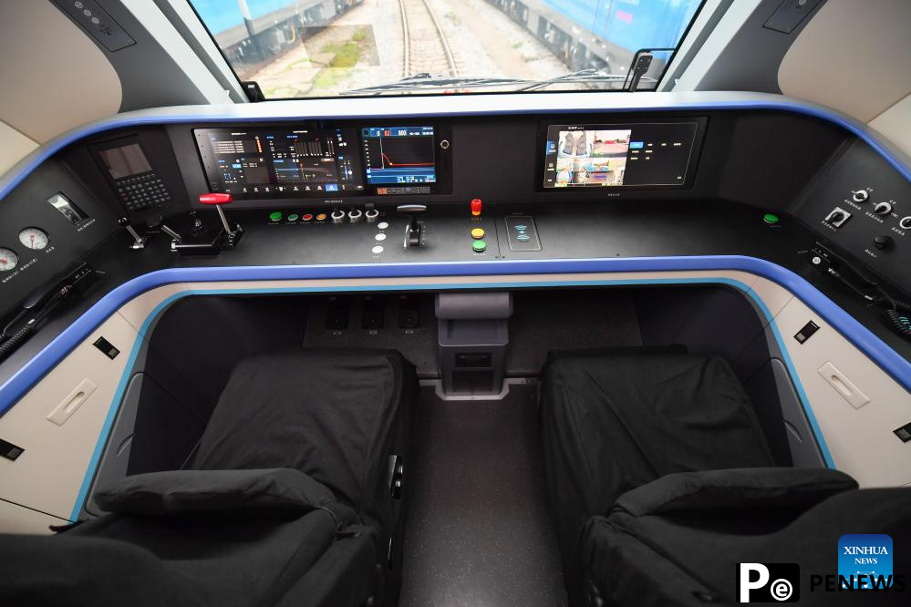 Intelligent heavy-haul electric locomotive rolls off production line in C China